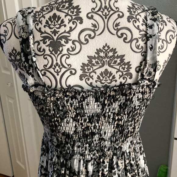 VENUS Smocked top tunic length tank in black & white, sz: small - Picture 6 of 7